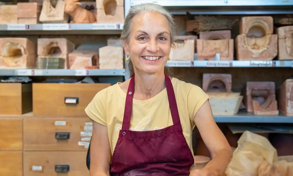 Cornelia Weise leitet die Werkstatt. Mit ihrem Können hält sie die Tradition der Oberlinkrippen lebendig