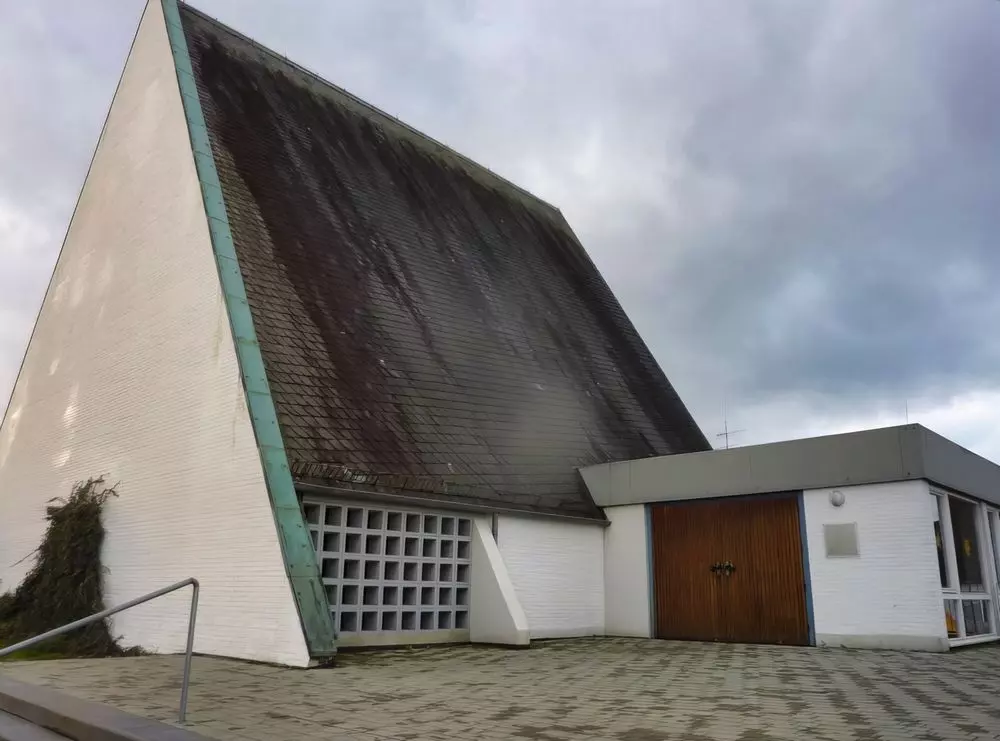 Die Friedenskirche in Zeltform in Bad Wildungen (Kreis Waldeck-Frankenberg, Hessen)