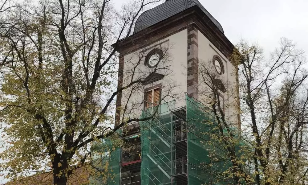 Der eingerüstete Kirchturm aus nordwestlicher Richtung (Oktober 2023)