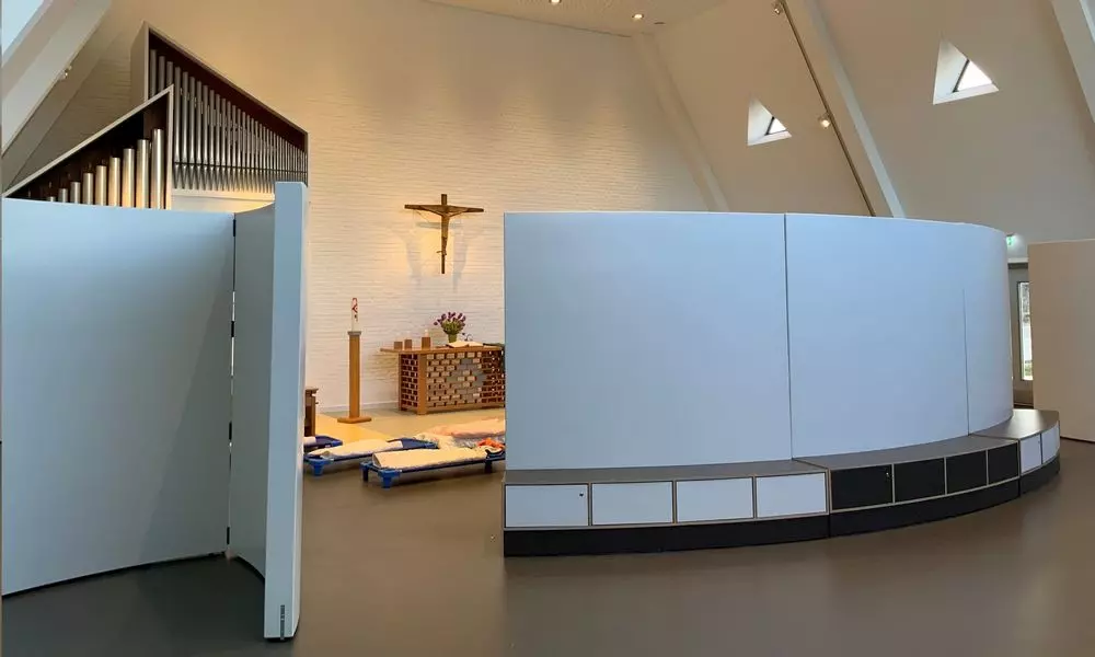 Umbau zur Kinder- und Familienkirche: Der Kirchenraum wird mittels flexibler Wände geteilt