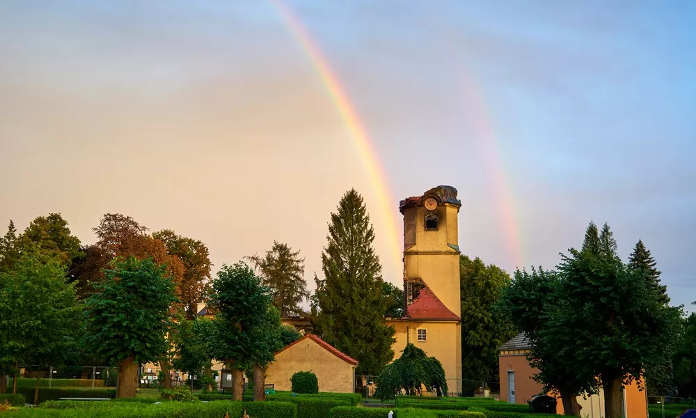 Sonderpreis: zweifacher Regenbogen über der Brandruine der Stadtkirche Großröhrsdorf (Sachsen)
