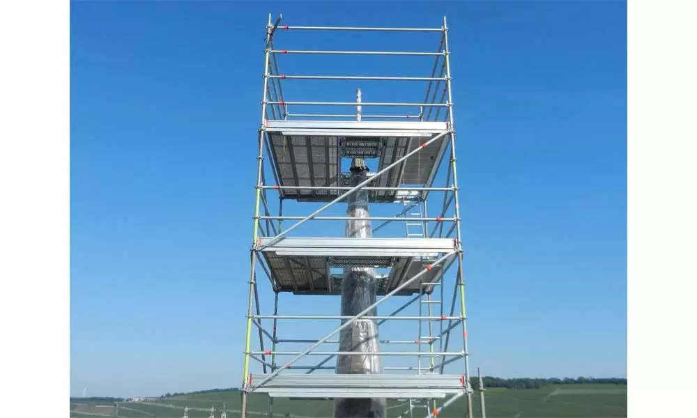 Linke Turmspitze mit Schalung und Wetterschutz im August 2021