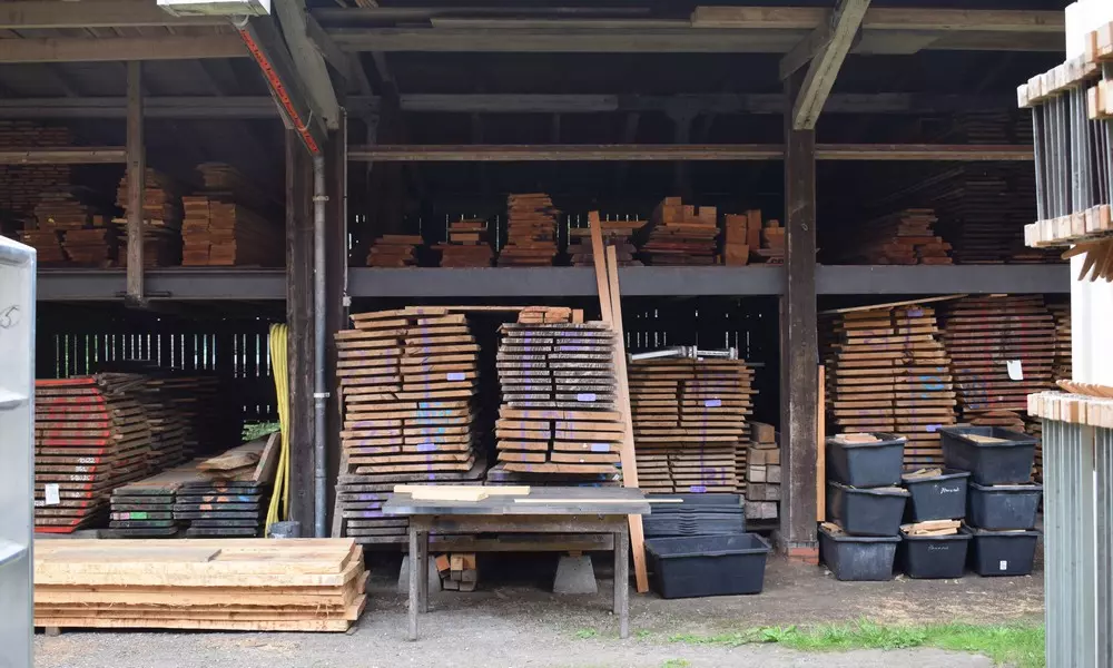 Viele Raummeter Holz jeglicher Art lagert die Orgelwerkstatt