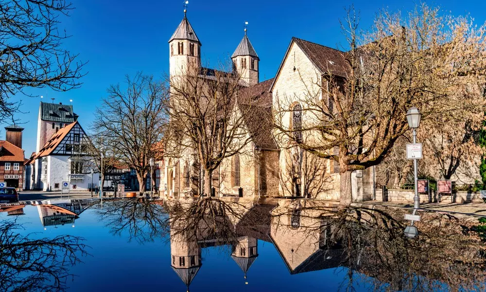 2. Platz: Spiegelung der Stiftskirche Bad Gandersheim in einem Autodach (Niedersachsen)