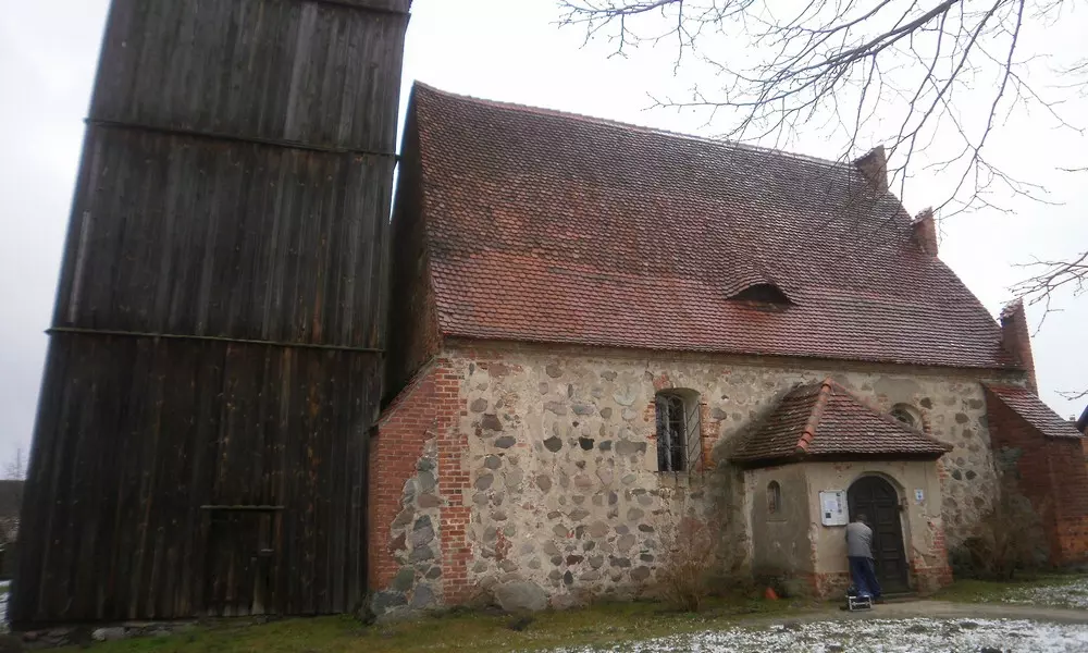 So sah die Dorfkirche Rossow 2011 aus