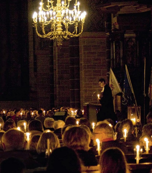 Friedenslicht im Bremer Dom St. Petri