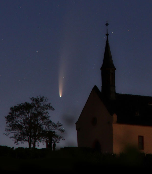 Komet C/2020 F3 (NEOWISE) über der Klausenbergkapelle Abenheim