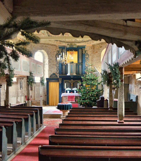 Weihnachtliche St. Cyriakuskirche in Schallenburg (Thüringen)