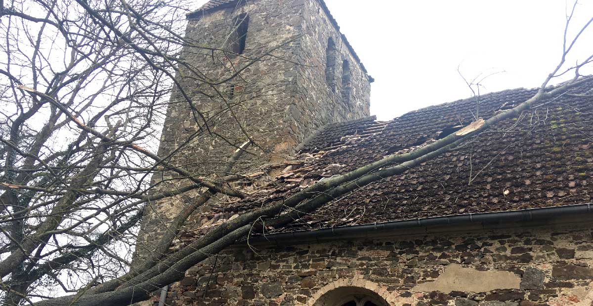Sturmschäden an der ehemaligen Gutskirche in Bebertal-Dönstedt (Bördekreis, Sachsen-Anhalt)