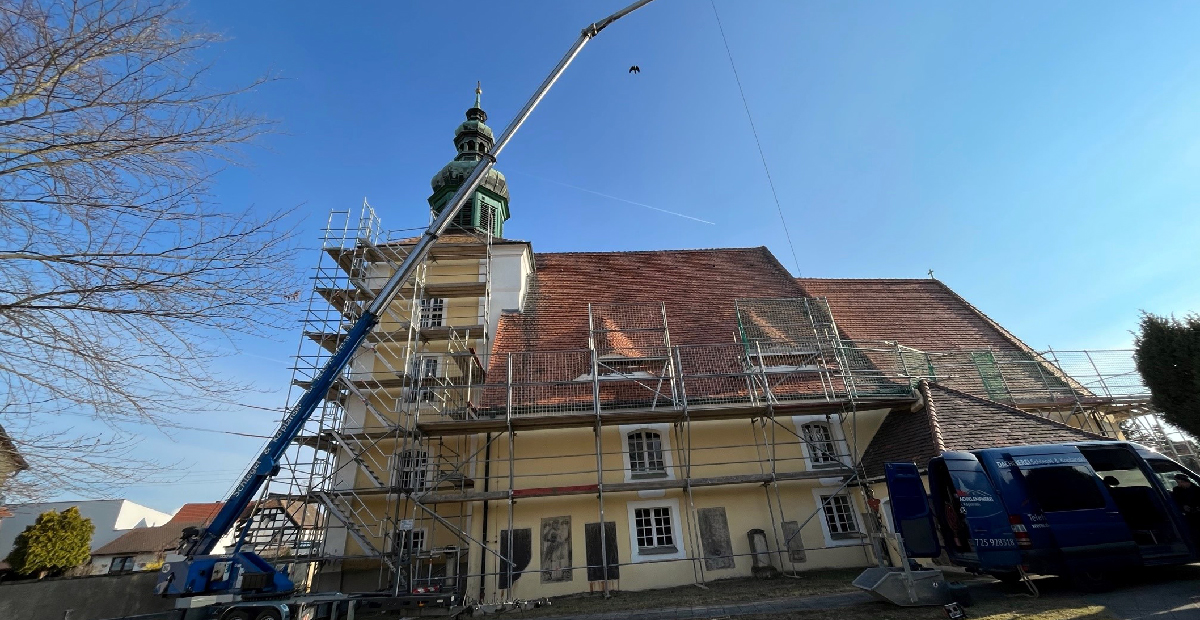 Die Sanierungsarbeiten an der Dorfkirche Klitten (Sachsen) haben begonnen