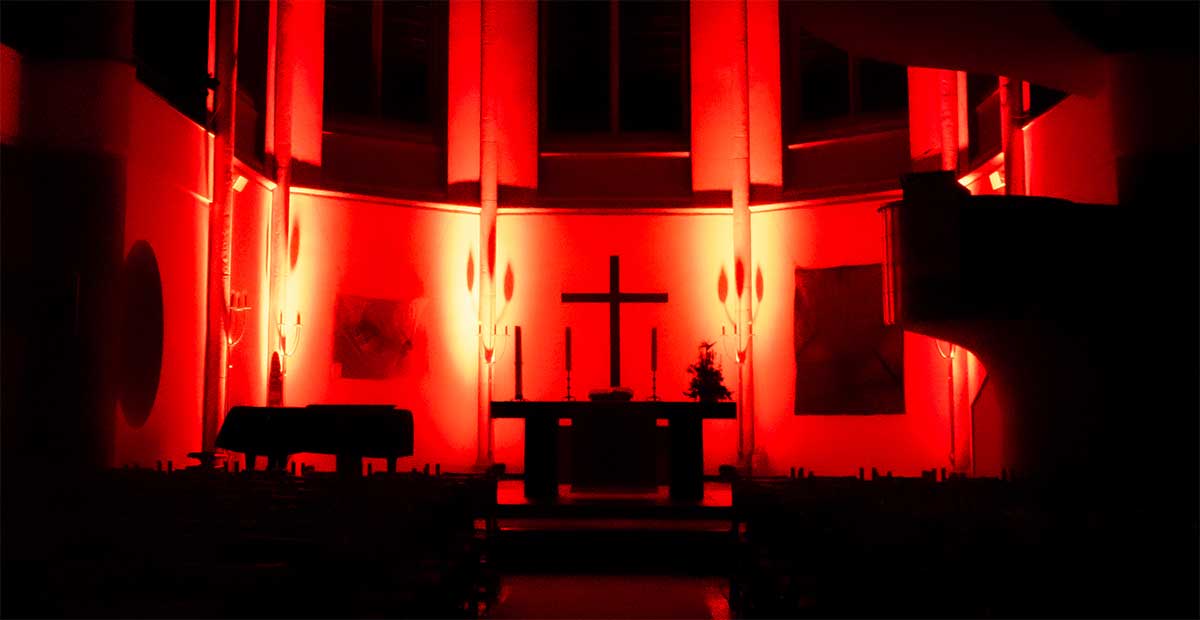 Chorraum der Friedenskirche Krefeld (Nordrhein-Westfalen) zur Osternacht