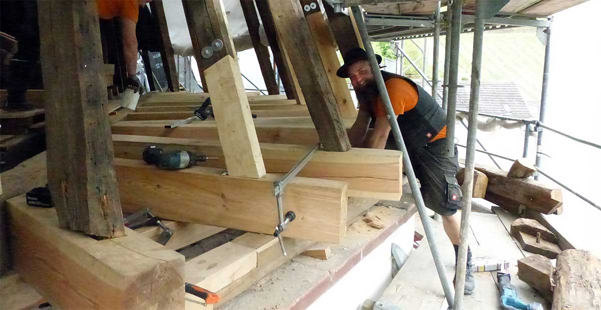 Zimmermannsarbeiten am Dachstuhl von St. Anna in Bacharach-Steeg (Rheinland-Pfalz)