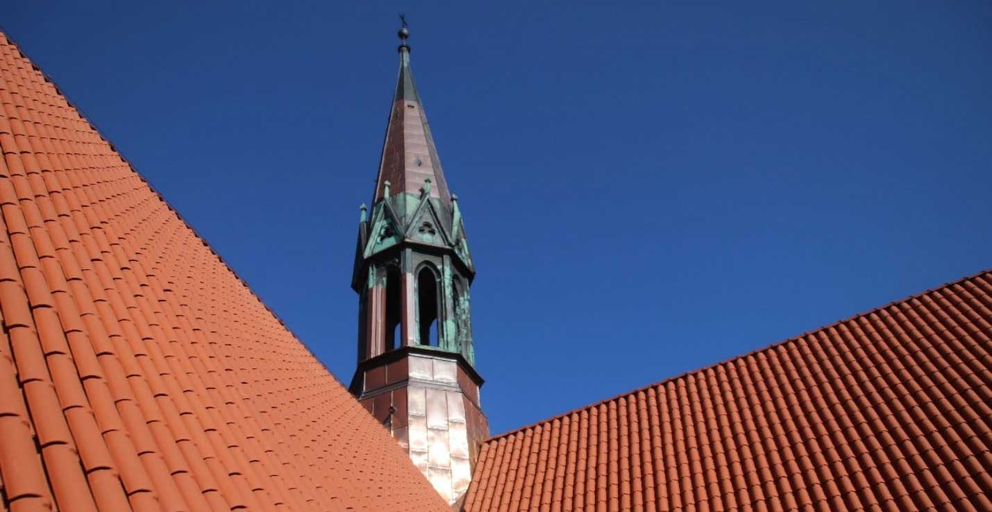 Fertig saniertes Dach an St. Maria im Sonnenkamp in Neukloster (Mecklenburg-Vorpommern)