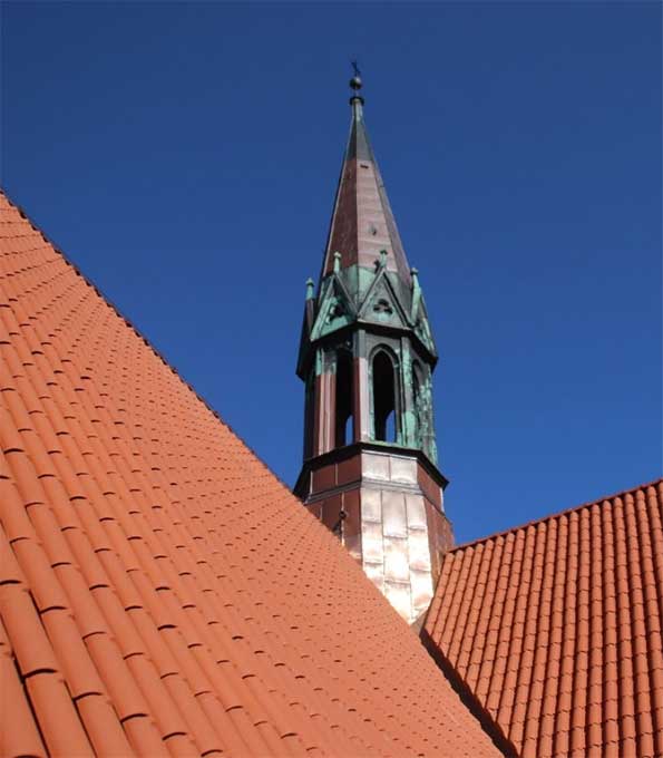 Fertig saniertes Dach an St. Maria im Sonnenkamp in Neukloster (Mecklenburg-Vorpommern)