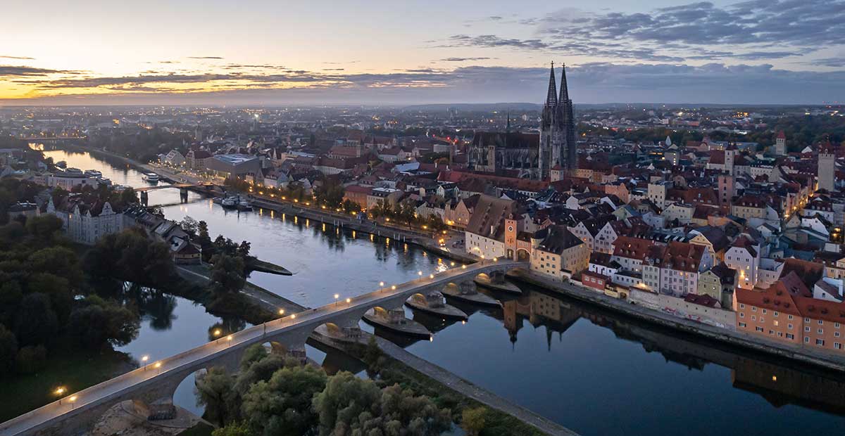 Steinerne Brücke und Regensburger Altstadt am Morgen