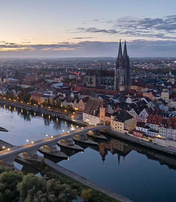 Steinerne Brücke und Regensburger Altstadt am Morgen