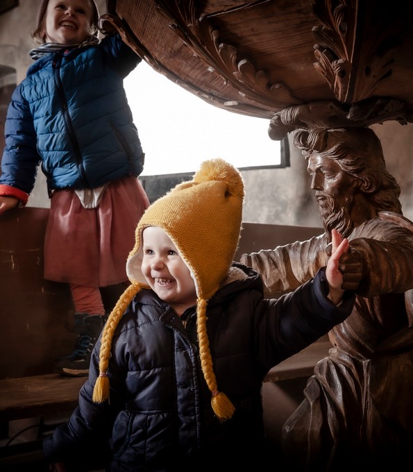 Auf Tuchfühlung beim ehrenamtlichen Arbeitseinsatz in der Dorfkirche Warchau