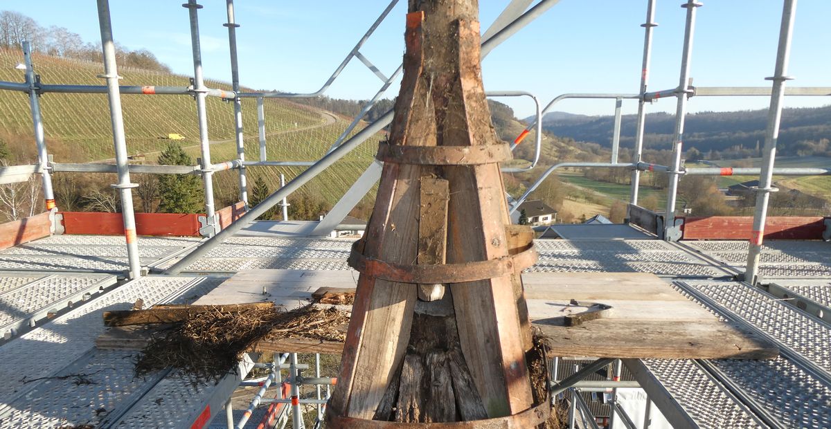 Arbeiten an Kaiserstiel und Turmspitze von St. Remigius zu Häfnerhaslach (Baden-Württemberg)