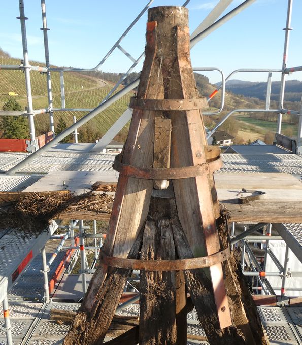 Arbeiten an Kaiserstiel und Turmspitze von St. Remigius zu Häfnerhaslach (Baden-Württemberg)