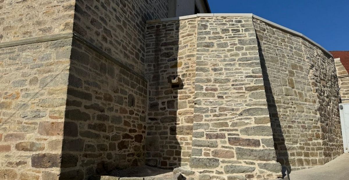 Frisch sanierte Stützmauer an St. Cecilien und Kilian in Bucha (Sachsen-Anhalt)